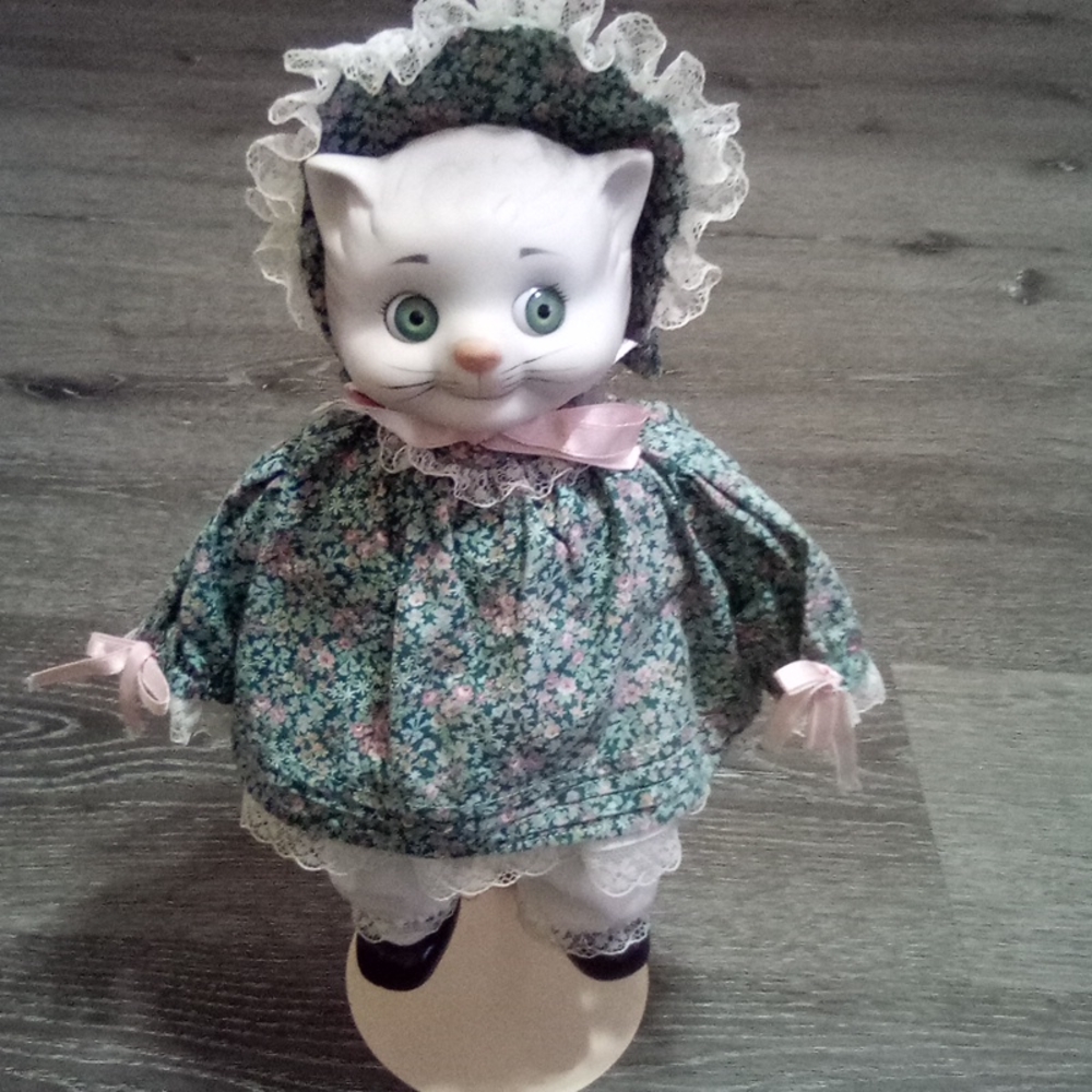 VINTAGE DOLLY DINGLE DOLLS BY GOEBEL PORCELAIN CAT PURR PURR SWEETIE MUSICAL 685